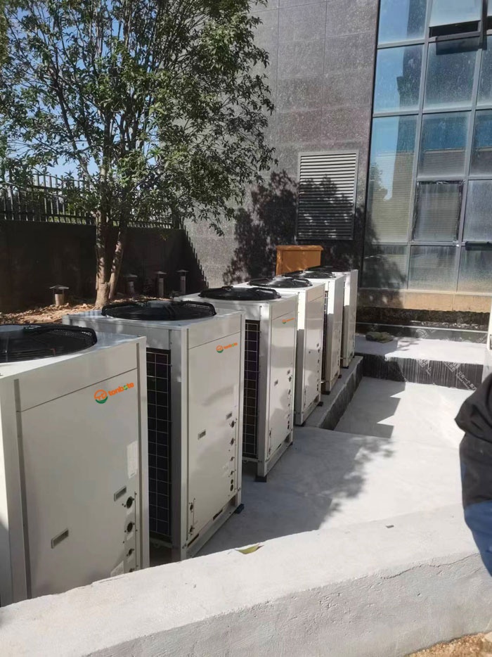 Zero-carbon Park-standaarduitrusting | Tongbao Te's intelligente warmtepompsysteem met twee bronnen, dat nieuwe energiebesparingen voor verwarming en koeling mogelijk maakt