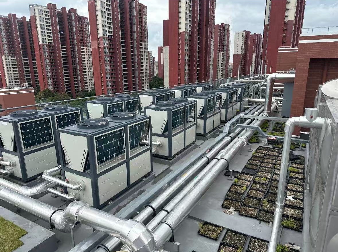 Energiebesparende en kostenverlagende nieuwe maatstaf! Het intelligente dual-source warmtepompsysteem hervormt energieoplossingen voor hotels en commerciële complexen Energiebesparende en kostenverlagende nieuwe maatstaf! Het intelligente dual-source warmtepompsysteem hervormt energieoplossingen voor hotels en commerciële complexen