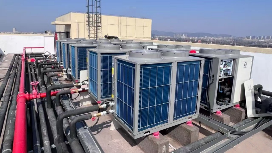 Zelfgebouwde fabrieksgebouwen zijn uitgerust met dual-source warmtepompsystemen, waardoor een nieuw model voor koolstofarme energievoorziening in het park ontstaat Zelfgebouwde fabrieksgebouwen zijn uitgerust met dual-source warmtepompsystemen, waardoor een nieuw model voor koolstofarme energievoorziening in het park ontstaat