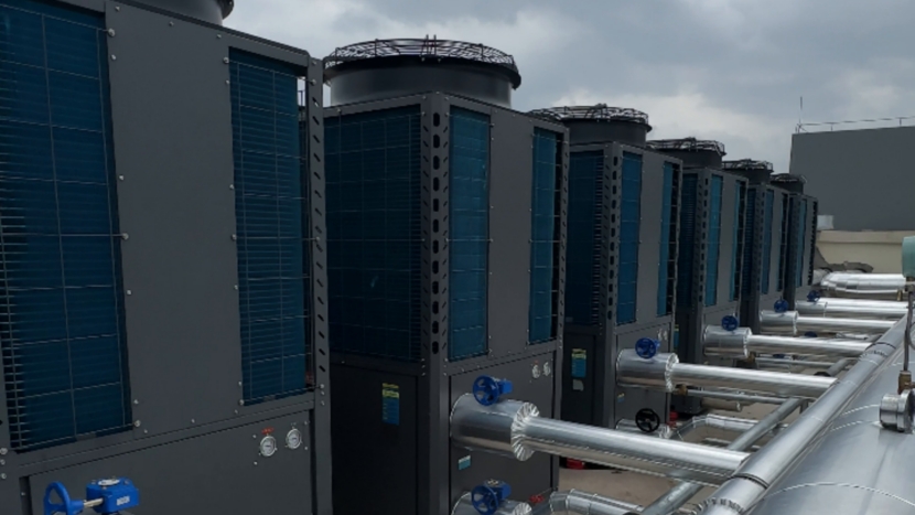 Geïntegreerde warm- en koudwatervoorziening met dual-source warmtepomp verlaagt de kosten en het verbruik voor zelfgebouwde fabrieken